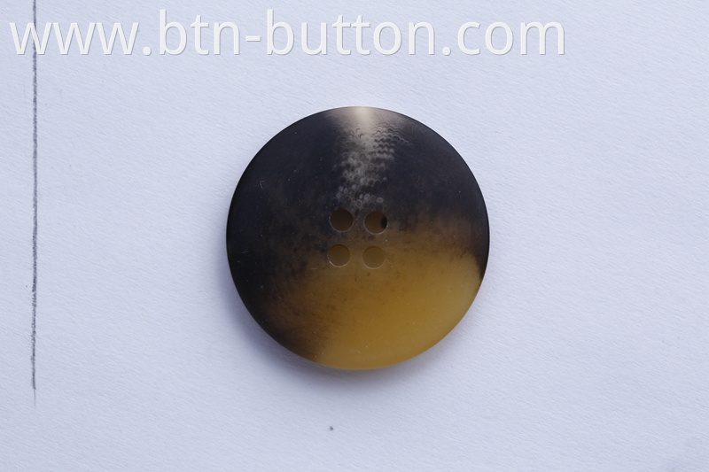 Unsaturated polyester resin buttons